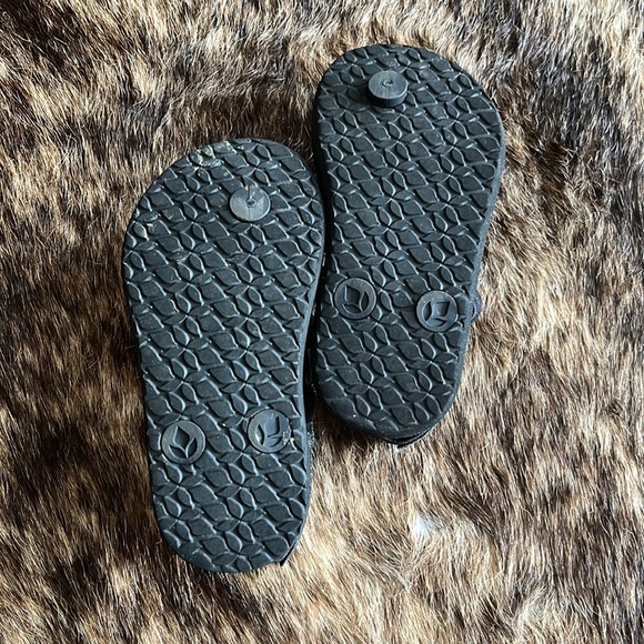 Reef toddler black glitter flip flops. - Picture 2 of 3